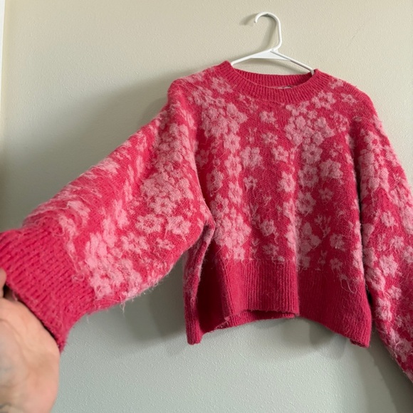 Floral Jacquard Sweater Pink Floral Print Size Medium Cropped Fit lightweight - Picture 5 of 9